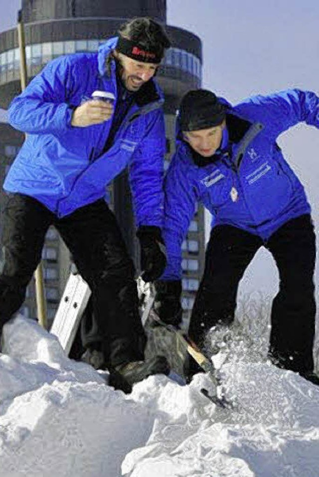 Ralf Rosa und Peter Fechtig  beim Skulpturenwettbewerb in Kanada.  | Foto: Ralf Rosa