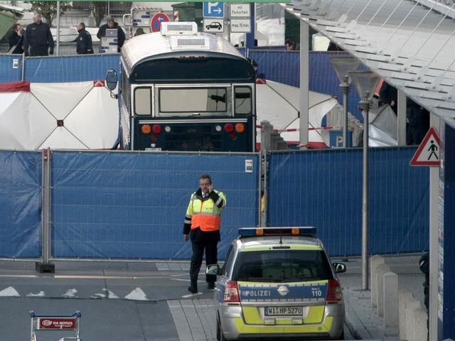 Der Tatort am Frankfurter Flughafen-Terminal 2 ist weitrumig abgesperrt worden.  | Foto: dpa