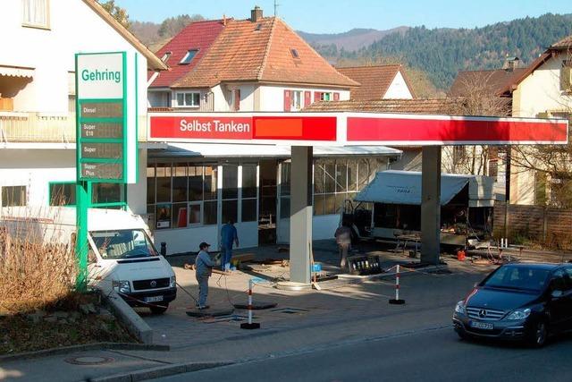 Tankstelle ffnet zum Frhlingsanfang