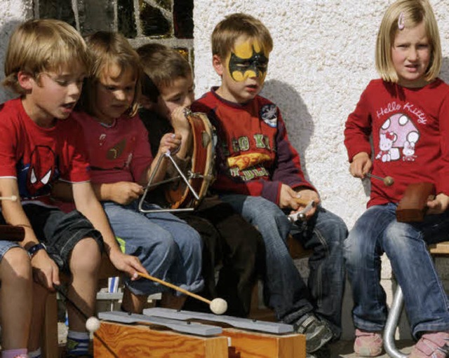 Die Kindergartenkinder musizieren bei der 125-Jahrfeier.   | Foto: Verborg