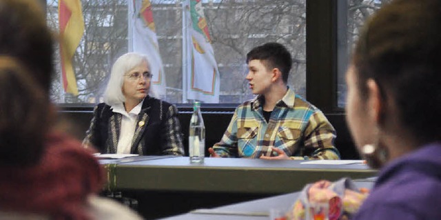 OB Gudrun Heute-Bluhm im Jugendparlament, hier im Gesprch mit Lars Lossau.   | Foto: Barbara Ruda