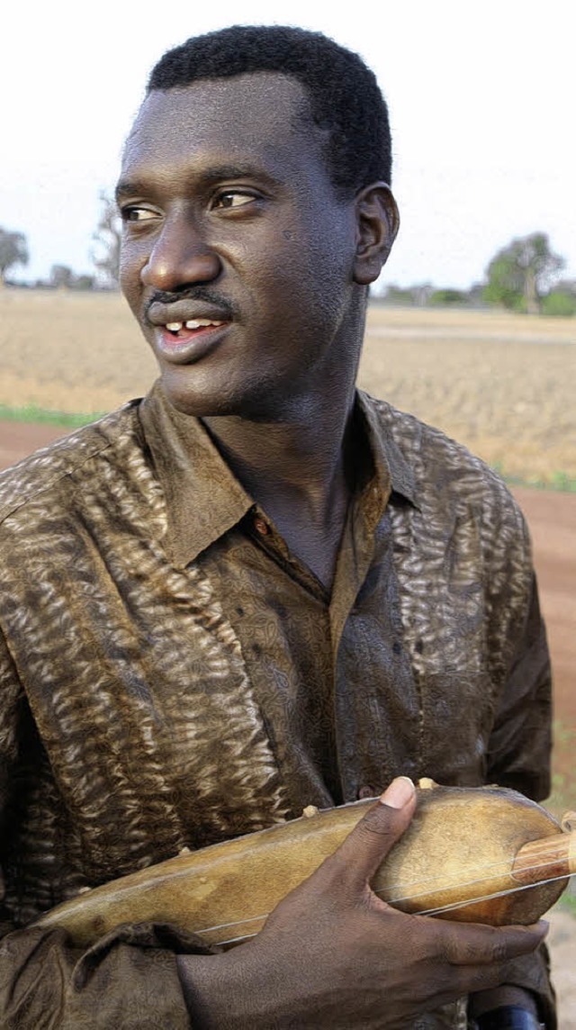 Der Mann aus Mali mit  der Spielaute: Bassekou Kouyat  | Foto: Pro
