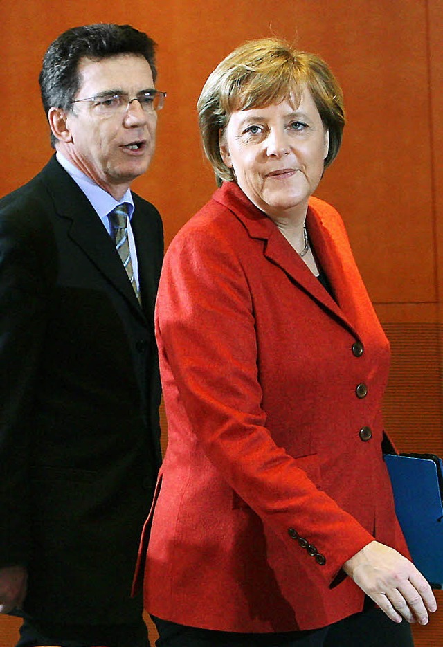 Verteidigungsminister Thomas de Maizire mit Kanzlerin  | Foto: Archivbild: dpa