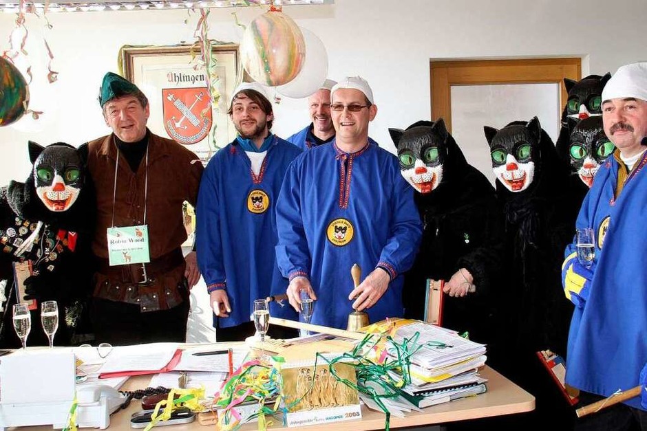 In Ühlingen haben nun die Stiegele Chatzen die Macht: Robin Wood, der Rächer der Genervten (alias Bürgermeister Thomas Fechtig) hat den Rathhausschlüssel an die beiden Narrenpräsidenten Klaus Müller und Timo Schäuble rausgerückt (Foto: Wilfried Dieckmann) In Ühlingen haben nun die Stiegele Chatzen die Macht: Robin Wood, der Rächer der Genervten (alias Bürgermeister Thomas Fechtig) hat den Rathhausschlüssel an die beiden Narrenpräsidenten Klaus Müller und Timo Schäuble rausgerückt (Foto: Wilfried Dieckmann)