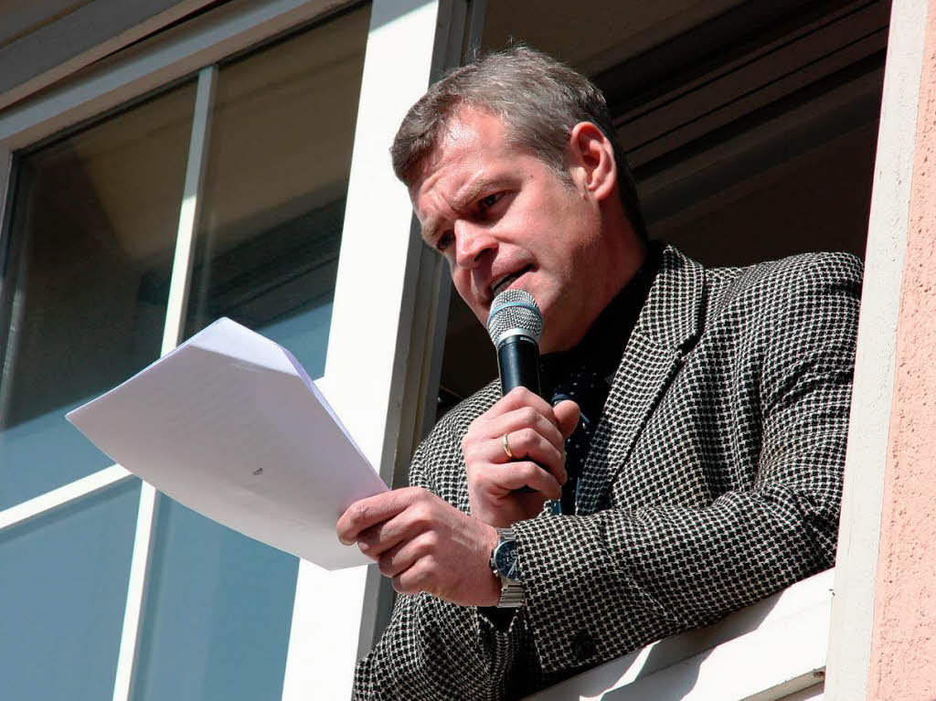 Bürgermeister Oliver Rein, der gar keine Lust auf den närrischen Schabernack hatte, musste sich geschlagen geben. Bürgermeister Oliver Rein, der gar keine Lust auf den närrischen Schabernack hatte, musste sich geschlagen geben.