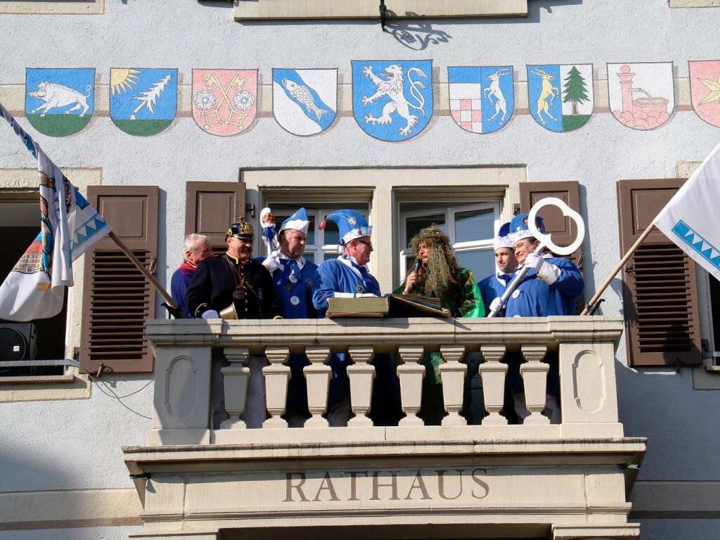 Narrenvater Ralf Krissler forderte vehement die Macht in der Lwenstadt ein. Brgermeister Michael Scharf bergibt den Rathausschlssel