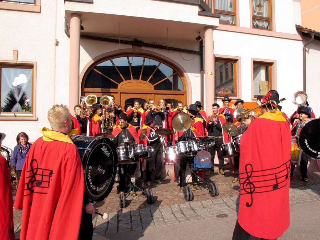Guggenmusik vor dem Rathaus Bonndorf