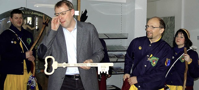 Oberhexe Martin Lickert greift zum Tas...m Donnerstag den Schlssel rausrcken.  | Foto: Ernst Hubert Bilke