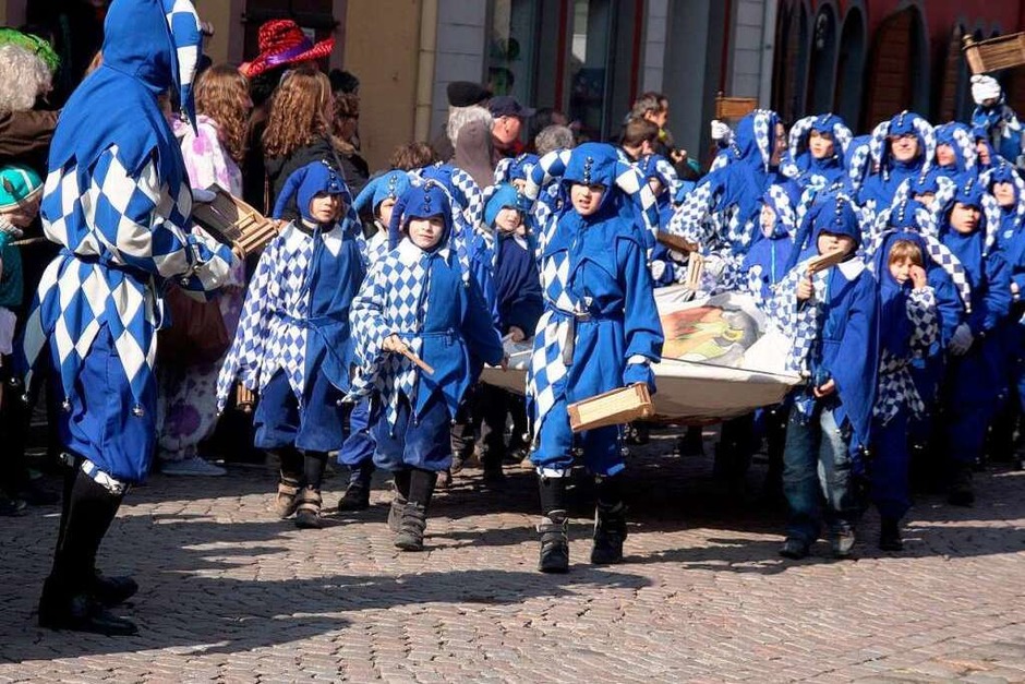 Schelmen, Schnurrewieber und Mittwocher übernehmen die Macht im Staufener Rathaus. (Foto: Huber) Schelmen, Schnurrewieber und Mittwocher übernehmen die Macht im Staufener Rathaus. (Foto: Huber)