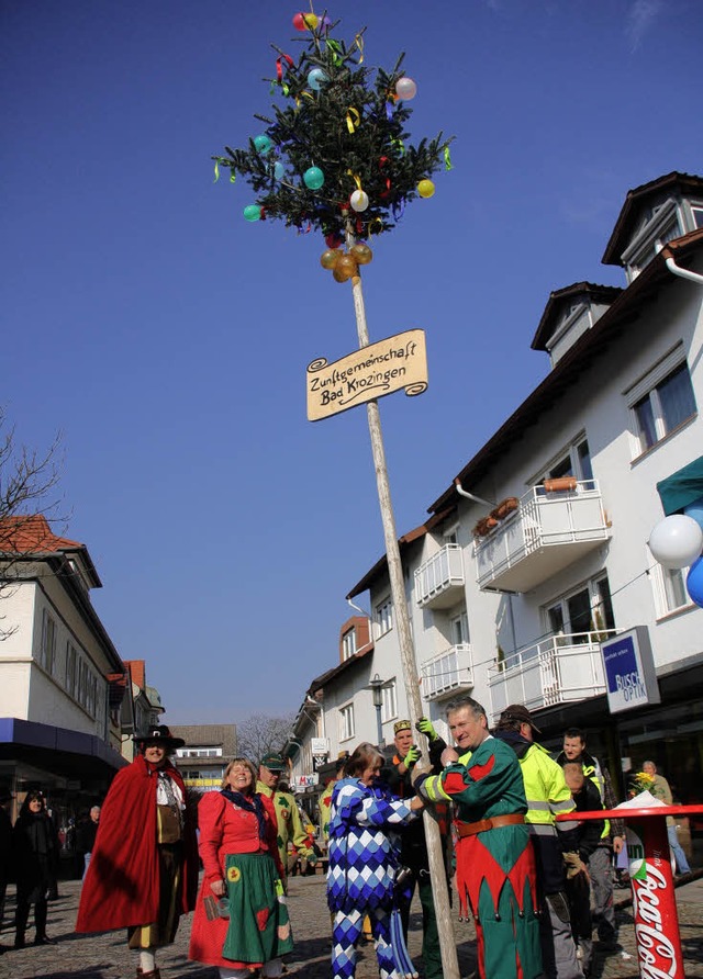 Pnktlich um 11 Uhr 11 stellte das bun... den Narrenbaum auf dem Lammplatz auf.  | Foto: Hans Jrgen Kugler