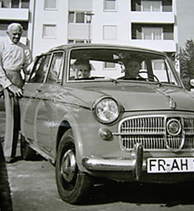 Herta Merz aus Nordweil am Steuer ihre...r und neben dem Auto steht ihr Vater.   | Foto: Privat