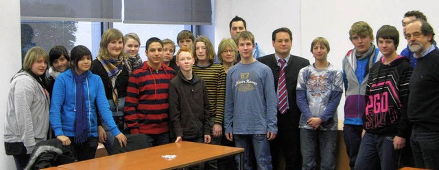 Zu Besuch bei MdB Bonde: die Klasse 9b aus Mnchweier.  | Foto: Schule