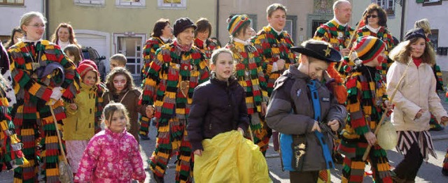 &quot;Zche ue!&quot; Der Sthlinger N...enossen das Spektakel im Sonnenschein.  | Foto: Jutta Binner-Schwarz