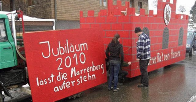 Mit der Narrenburg strmte die Gruppe den Umzug 2010.   | Foto: privat