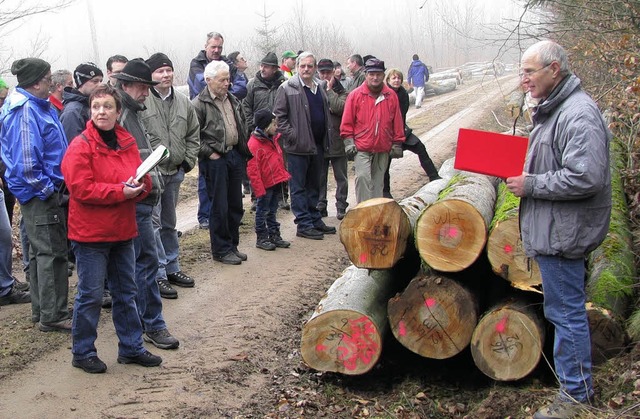 Langer Marsch zum begehrten Brennholz:...er die Hgelberger Holzversteigerung.   | Foto: Privat