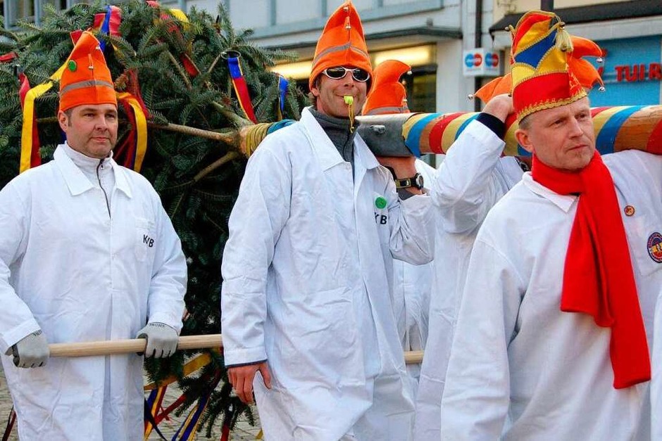 Mit vereinten Kräften ging’s mit dem Narrenbaum zum Schlossplatz. (Foto: Gerhard Walser) Mit vereinten Kräften ging’s mit dem Narrenbaum zum Schlossplatz. (Foto: Gerhard Walser)