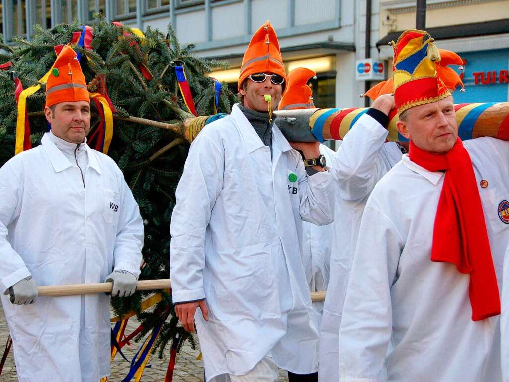 Mit vereinten Kräften ging’s mit dem Narrenbaum zum Schlossplatz. Mit vereinten Kräften ging’s mit dem Narrenbaum zum Schlossplatz.