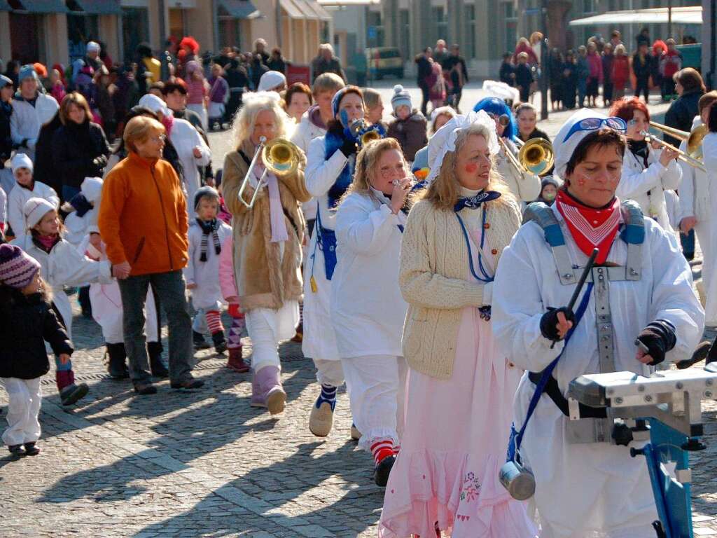 Die Wiiber-Gugge „Ramba Zamba“ aus Teningen führte den Zug der Kinder an. Die Wiiber-Gugge „Ramba Zamba“ aus Teningen führte den Zug der Kinder an.