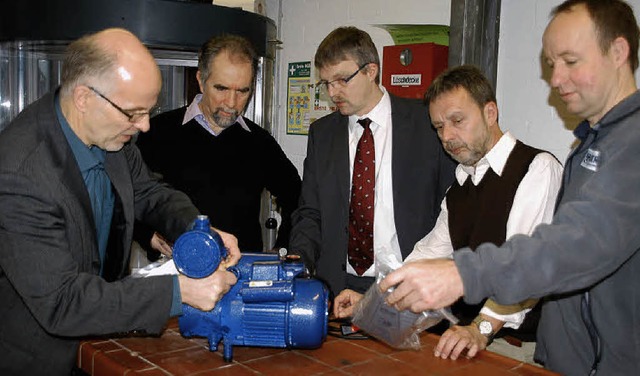 Konrektor Hermann Lederer, Fachlehrer ... gespendeten Vakuumpumpe (von links).   | Foto: Verena Wehrle