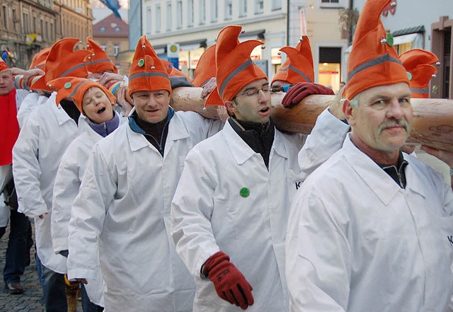 Mit vereinten Krften wurde der Baum z...rwegs gab&#8217;s ein deftiges Vesper.  | Foto: Gerhard Walser