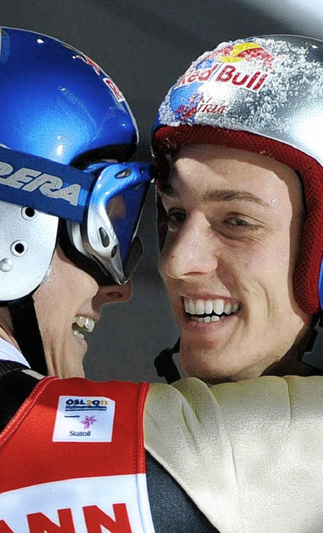 Gregor Schlierenzauer (rechts) freut s... Zweitplatzierten Thomas Morgenstern.   | Foto: dpa