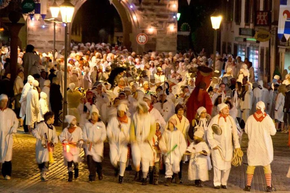 Tausende von weiß gewandeten großen und kleinen Narren - so viele wie schon lange nicht mehr - zogen am Donnerstagabend mit ohrenbetäubendem Lärm durch Endingen. (Foto: Martin Wendel) Tausende von weiß gewandeten großen und kleinen Narren - so viele wie schon lange nicht mehr - zogen am Donnerstagabend mit ohrenbetäubendem Lärm durch Endingen. (Foto: Martin Wendel)