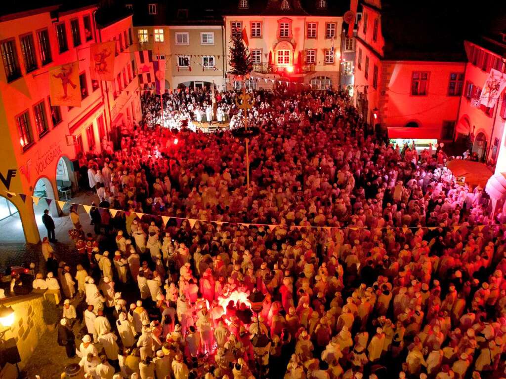 Beeindruckendes Schauspiel im roten Scheinwerferlicht: Tausende von Hemdglunkern bevlkern den Marktplatz.