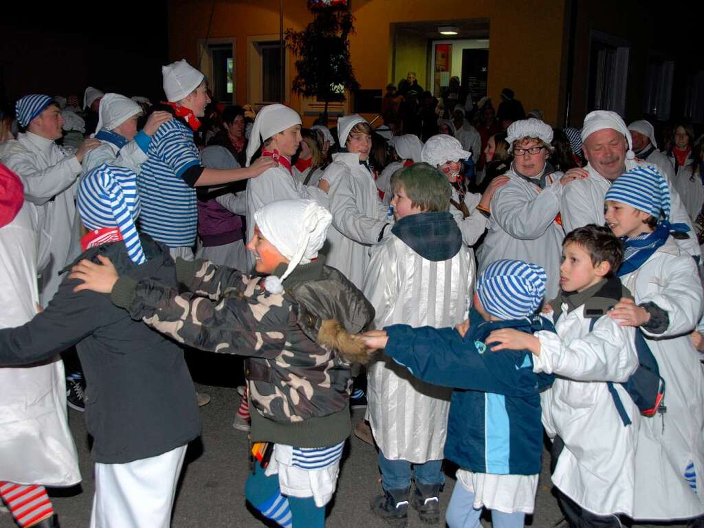 Vor dem Sasbacher Rathaus machte man eine Riesenpolonaise.