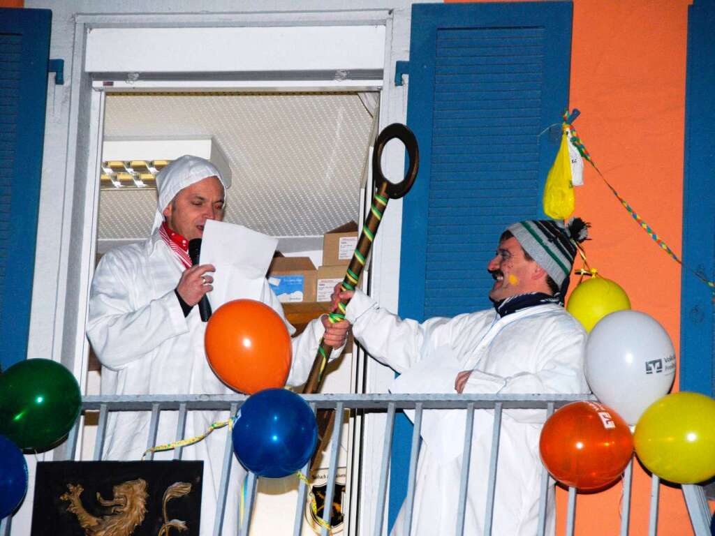 Roland Wachtmeister (rechts) von der Vereinsgemeinschaft entreit Sasbachs Brgermeister Jrgen Scheiding den Rathausschlssel.