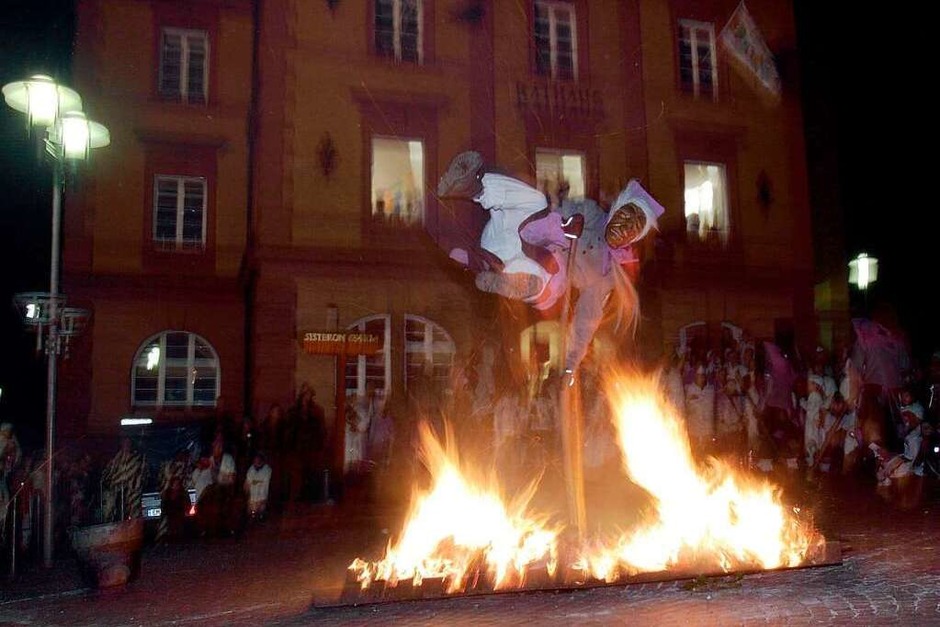 Herbolzheim: Mehrere hundert Zuschauer werden Zeugen des Narrensprungs. (Foto: Patrik Müller) Herbolzheim: Mehrere hundert Zuschauer werden Zeugen des Narrensprungs. (Foto: Patrik Müller)