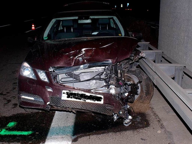 Der Schaden an den beteiligten Autos i...Der Mercedes landete in der Leitplanke  | Foto: Polizei