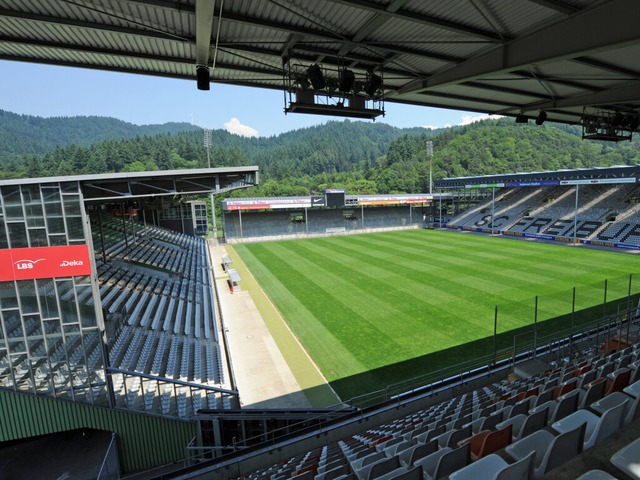 Die momentane Spielsttte des SC Freiburg: das Badenova-Stadion.  | Foto: dpa