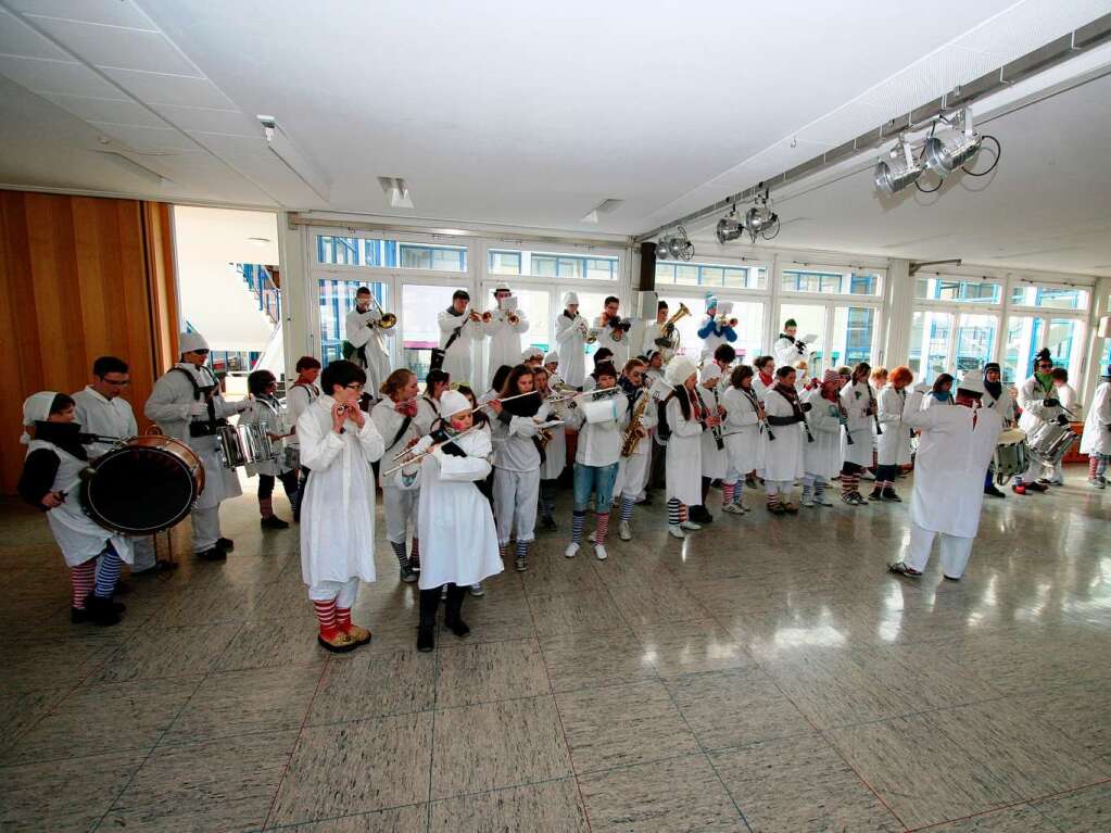 Jungmusiker aus den Schulen, untersttzt von den Rolli Dudel Schrnzern, haben am Donnerstagvormittag die Schler befreit.
