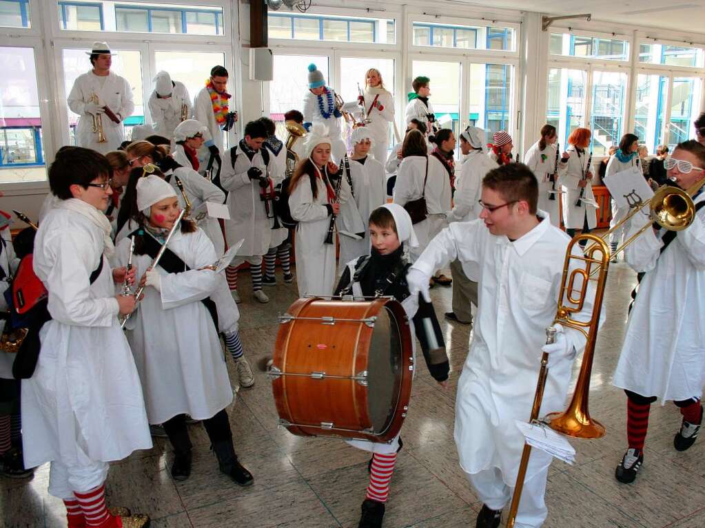 Jungmusiker aus den Schulen, untersttzt von den Rolli Dudel Schrnzern befreiten die Schler am Schmutzigen Dunnschdig.
