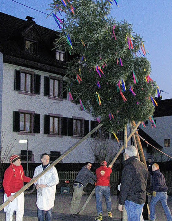 Die Cliquen der &#8222;Füürdeufel&#822...#8220; in Wollbach den Narrenbaum auf.  | Foto: ines Bode