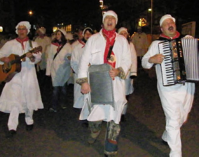 Die Musikgruppe um Clemens Podeswas so...t; des Hemdglunkerumzugs fr Stimmung.  | Foto: Martha Weishaar