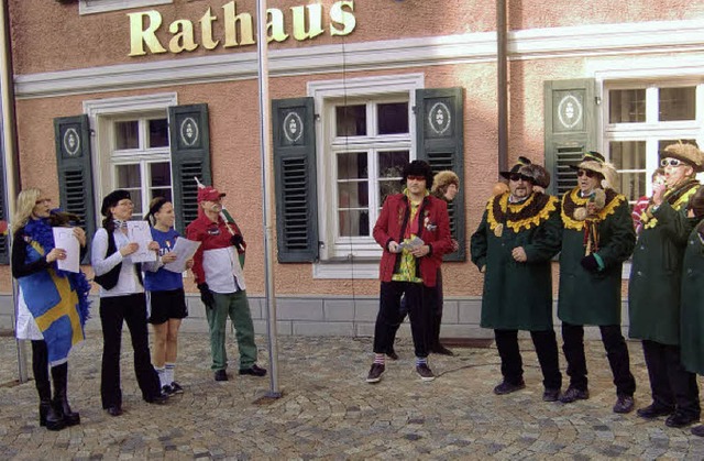 Die  Narrenrte mussten beim Lenzkirch...uspforte zu einem Wettsingen antreten.  | Foto: Inken Kramer
