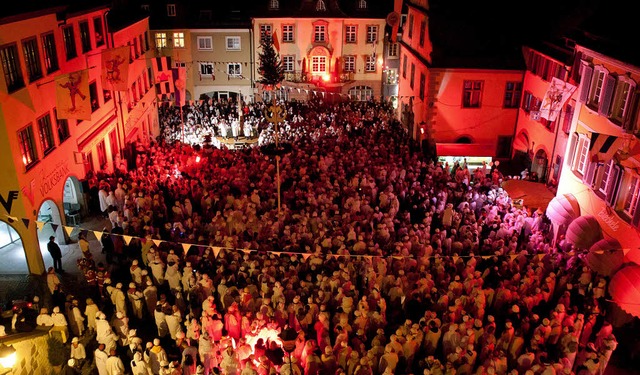 Beeindruckendes Schauspiel im roten Sc...Hemdglunkern bevlkern den Marktplatz.  | Foto: Martin Wendel