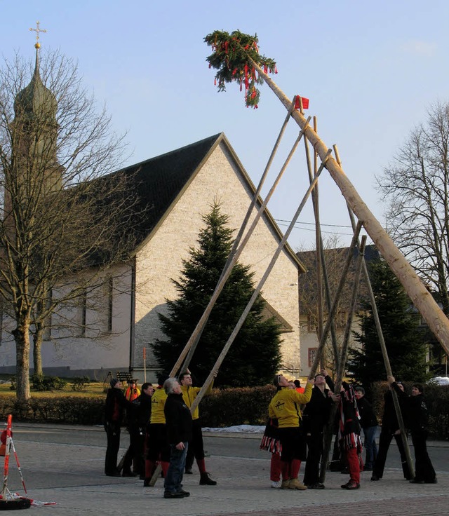 15 Zimmermnner stellten den Bernauer Narrenbaum auf.  | Foto: Ulrike Spiegelhalter