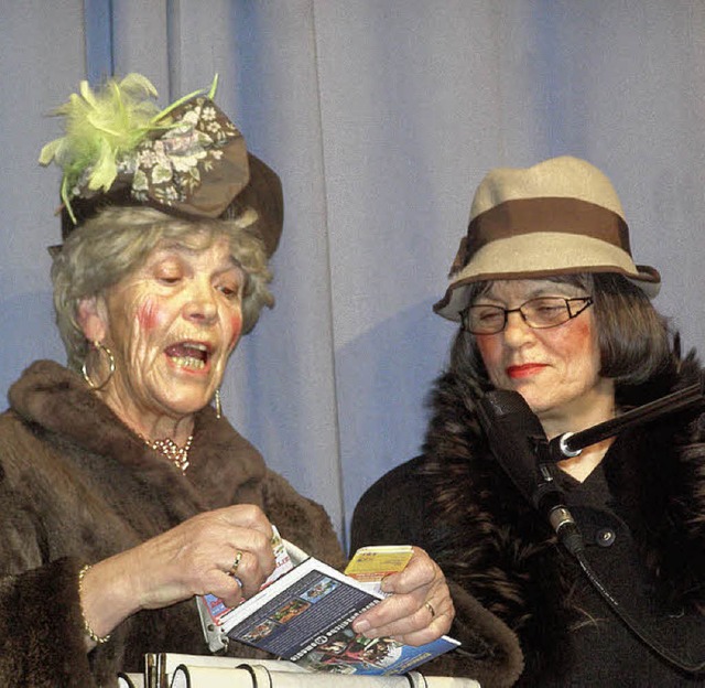 Anna und Christa zeigen sich bei der A...Halle  als gut informierten Reisende.   | Foto: Liane Schilling