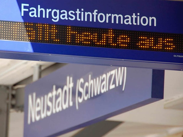 Lokfhrerstreik auf der Hllentalbahn: Reisende und Pendler stehen  | Foto: Sebastian Barthmes