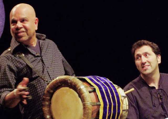 Ramesh Shotam und Murat Coskun (rechts) bei ihrem Auftritt im Lrracher Burghof   | Foto: Martina David-Wenk