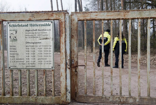 Polizeibeamte stehen auf dem Schieplatz in der Nhe von Genthin.   | Foto: dapd