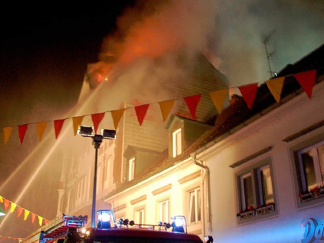 Das Haus Ecke Turmstrae/Hebelpark steht in Flammen.  | Foto: Willi Adam