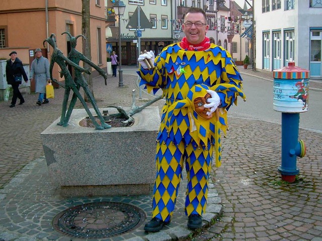 John Kenny findet die Waldkircher Fasn...n mit Fasnetsfiguren bemalter Hydrant.  | Foto: Rita Schmid