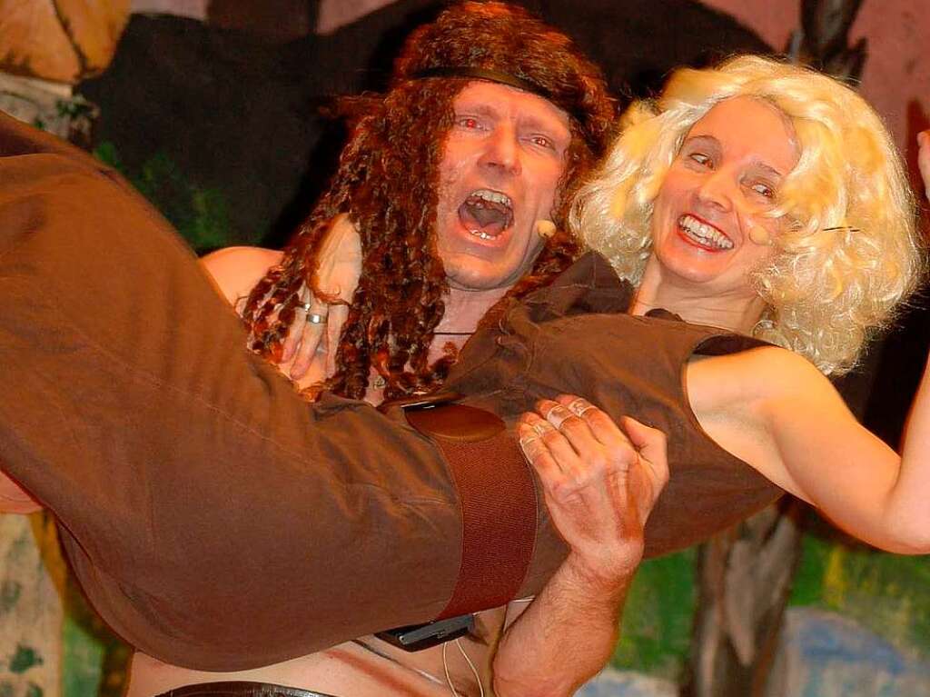 Dank Facebook-Recherchen glcklich im afkrikanischen Dossenbach vereint: Tarzan (Gnter Loos) und Jane (Elke Schmidt).