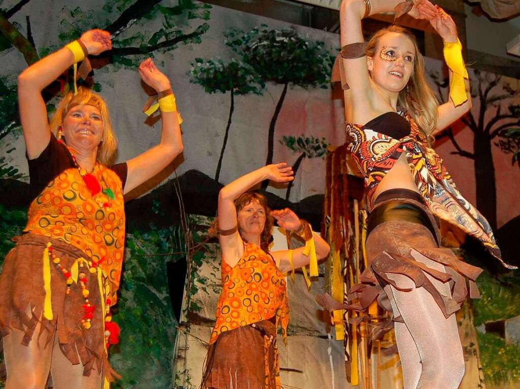 Mit einem bunten nrrischen Kaleidoskop begeisterten die Akteure beim Schnitzelbanksingen des Gesangvereins Dossenbach.