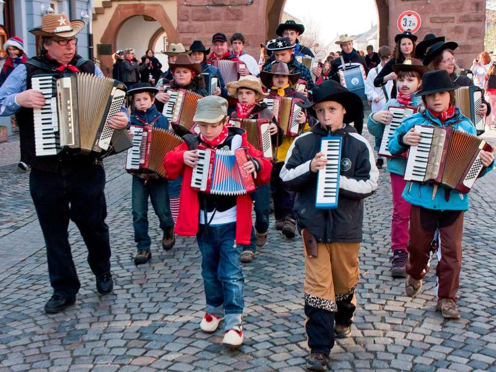 Cowboys geben den Ton an: Der Harmonika-Spielring war eine der Musikgruppen beim Kinderumzug in Endingen