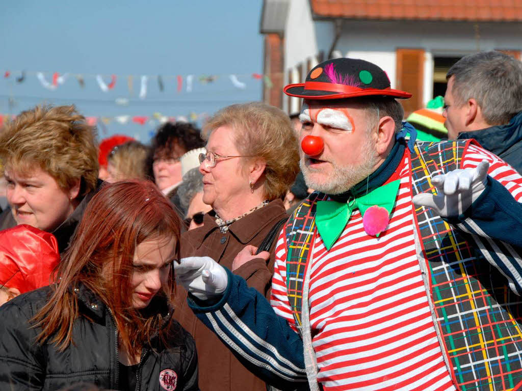 Umzug in Sasbach: Gute Laune auch bei den Narren am Straenrand wie diesem tanzenden Clown.