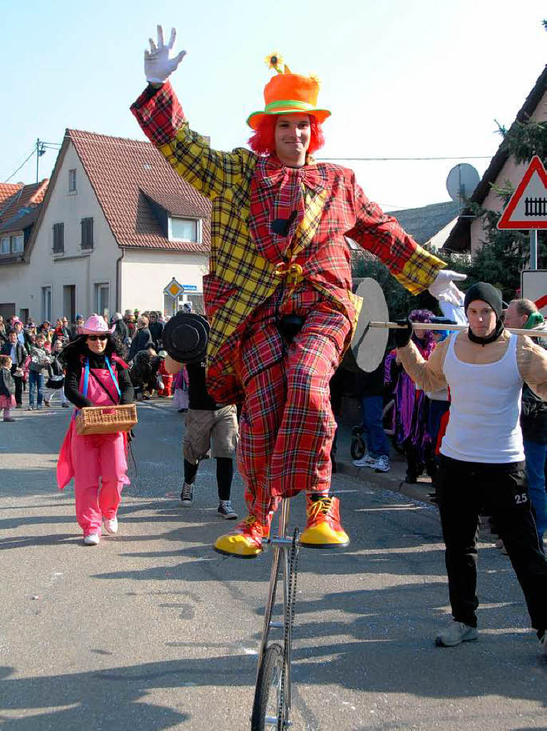 Umzug in Sasbach: Auch Clowns wie dieser auf dem Hochrad bereicherten den Sasbacher Fasnetsumzug.